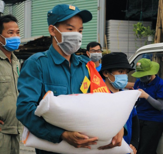 Chung tay chia sẻ cùng người dân khu cách ly ảnh 10
