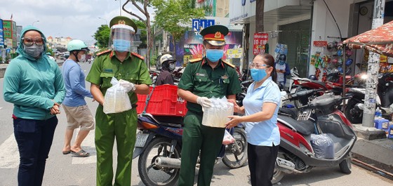 Chung tay chia sẻ cùng người dân khu cách ly ảnh 14