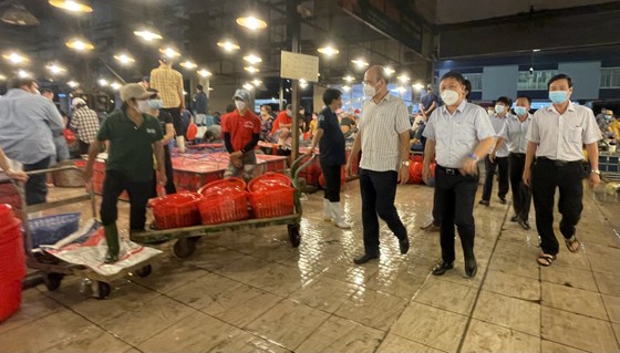 Phó Chủ tịch UBND TPHCM Dương Anh Đức cùng đoàn kiểm tra tại Chợ đầu mối Bình Điền (quận 8, TPHCM) vào ngày 18-6. Ảnh: VĂN MINH