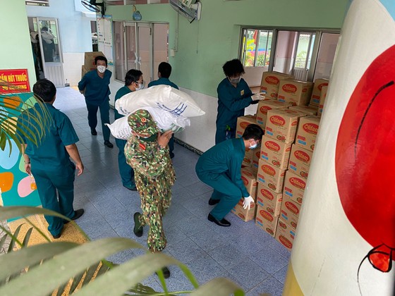 Bộ đội cùng cán bộ phường xã đưa nhu yếu phẩm đến tận nhà dân ảnh 1 Bộ đội cùng cán bộ phường xã đưa nhu yếu phẩm đến tận nhà dân ảnh 1