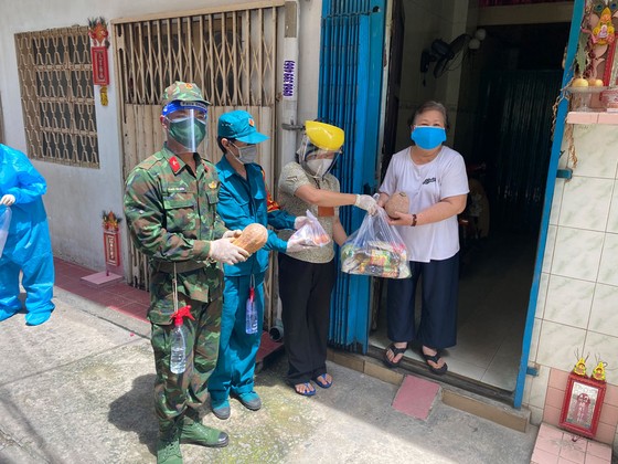 Bộ đội cùng cán bộ phường xã đưa nhu yếu phẩm đến tận nhà dân ảnh 11 Bộ đội cùng cán bộ phường xã đưa nhu yếu phẩm đến tận nhà dân ảnh 11