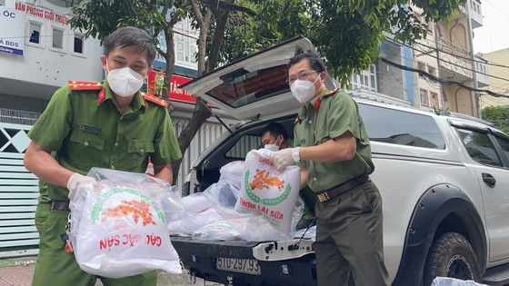 Lực lượng Công an TPHCM gõ cửa từng nhà bà con khó khăn trao nhu yếu phẩm ảnh 3 Lực lượng Công an TPHCM gõ cửa từng nhà bà con khó khăn trao nhu yếu phẩm ảnh 3