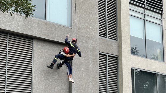 Cảnh sát sử dụng Flycam diễn tập phòng cháy chung cư cao tầng ảnh 3
