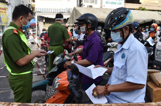 Ngày thứ 2 quận Gò Vấp giãn cách: Dồn ứ tại các chốt kiểm soát và phải xả chốt ảnh 2 Ngày thứ hai quận Gò Vấp giãn cách: Dồn ứ tại các chốt kiểm soát và phải xả chốt ảnh 2