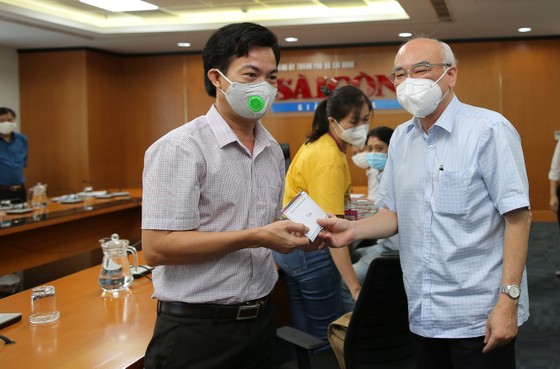 Trưởng Ban Tuyên giáo Thành ủy TPHCM thăm PV, NLĐ tại các báo, đài mắc Covid-19 ảnh 2  Trưởng Ban Tuyên giáo Thành ủy TPHCM thăm phóng viên, người lao động tại các báo, đài mắc Covid-19 ảnh 2