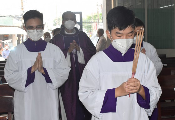 Cầu nguyện cho những người qua đời vì đại dịch Covid-19 ảnh 3