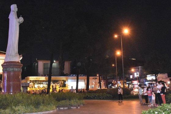 Người dân TPHCM vui đón Giáng sinh ảnh 4 Người dân TPHCM vui đón Giáng sinh ảnh 3