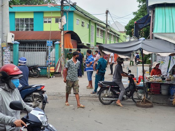 Kẻ khoá cửa, đốt nhà khiến 2 vợ chồng bị bỏng ở TP Thủ Đức khai do mâu thuẫn buôn bán ảnh 2