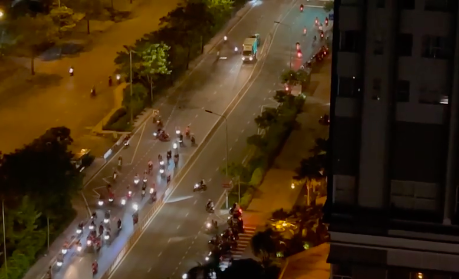 Cả trăm “quái xế” tụ tập đua xe ở quận 7 sau khi TPHCM áp dụng Chỉ thị 10 ảnh 5 Cả trăm 'quái xế' tụ tập đua xe ở quận 7 sau khi TPHCM áp dụng Chỉ thị 10 ảnh 4