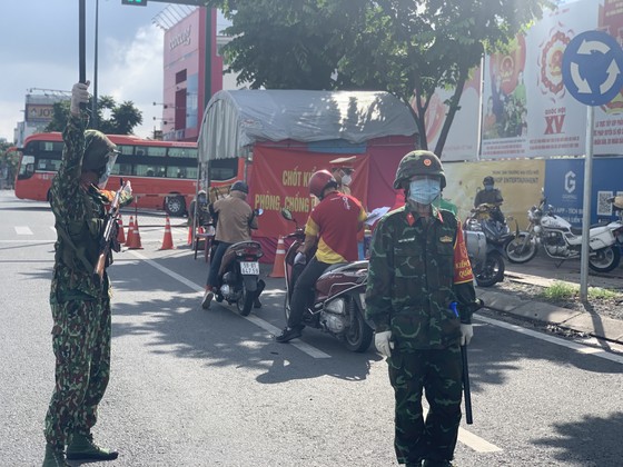 Người dân tuân thủ quy định trong ngày đầu tăng cường kiểm soát phòng dịch Covid-19 ở TPHCM ảnh 4 Người dân tuân thủ quy định trong ngày đầu tăng cường kiểm soát phòng dịch Covid-19 ở TPHCM ảnh 4