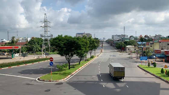 Người dân tuân thủ quy định trong ngày đầu tăng cường kiểm soát phòng dịch Covid-19 ở TPHCM ảnh 2 Người dân tuân thủ quy định trong ngày đầu tăng cường kiểm soát phòng dịch Covid-19 ở TPHCM ảnh 2