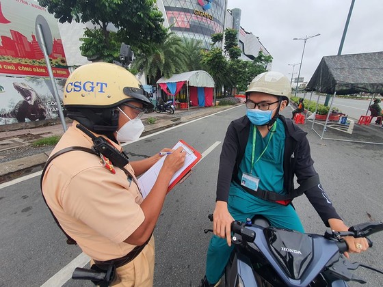 Ngày đầu dùng giấy đi đường mới: Giấy cũ vẫn được "du di" ảnh 6 Ngày đầu dùng giấy đi đường mới: Giấy cũ vẫn được 'du di' ảnh 5