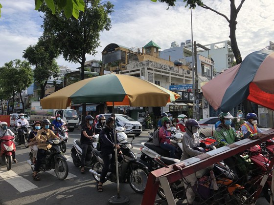 Giao thông bắt đầu “nhộn nhịp”, shipper xếp hàng dài chờ xét nghiệm ảnh 2 Giao thông bắt đầu 'nhộn nhịp', shipper xếp hàng dài chờ xét nghiệm ảnh 1