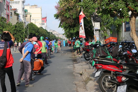 Giao thông bắt đầu “nhộn nhịp”, shipper xếp hàng dài chờ xét nghiệm ảnh 6 Giao thông bắt đầu 'nhộn nhịp', shipper xếp hàng dài chờ xét nghiệm ảnh 5