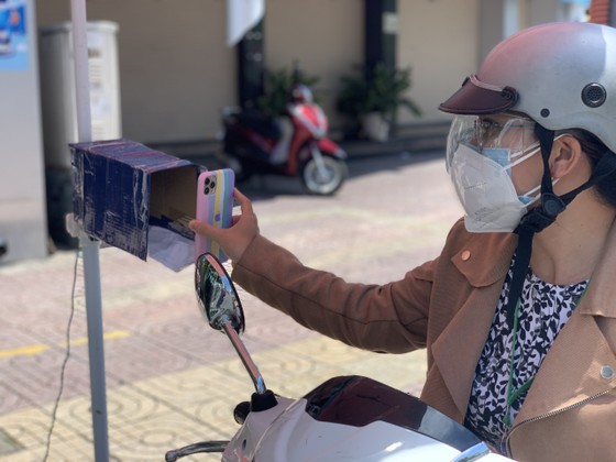 Giao thông bắt đầu “nhộn nhịp”, shipper xếp hàng dài chờ xét nghiệm ảnh 3 Giao thông bắt đầu 'nhộn nhịp', shipper xếp hàng dài chờ xét nghiệm ảnh 2