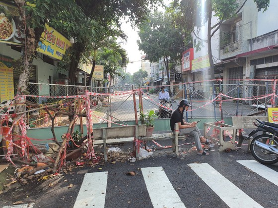 Nhiều tuyến đường, con hẻm ở TPHCM vẫn rào chắn nhiều lớp ảnh 1 Nhiều tuyến đường, con hẻm ở TPHCM vẫn rào chắn nhiều lớp ảnh 1