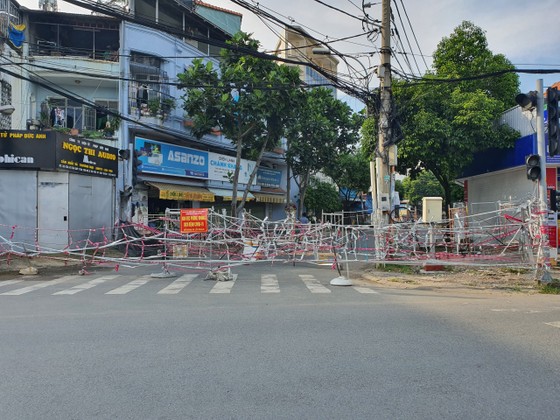 Nhiều tuyến đường, con hẻm ở TPHCM vẫn rào chắn nhiều lớp ảnh 5 Nhiều tuyến đường, con hẻm ở TPHCM vẫn rào chắn nhiều lớp ảnh 5