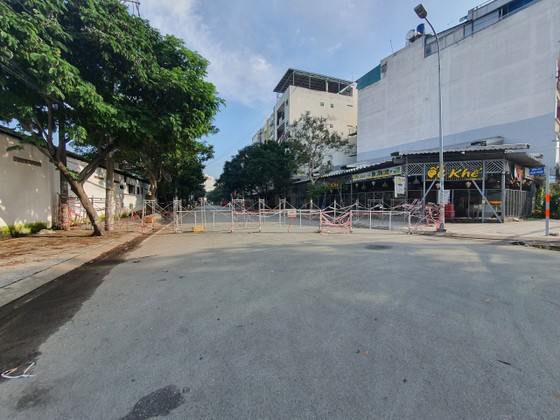 Nhiều tuyến đường, con hẻm ở TPHCM vẫn rào chắn nhiều lớp ảnh 4 Nhiều tuyến đường, con hẻm ở TPHCM vẫn rào chắn nhiều lớp ảnh 4