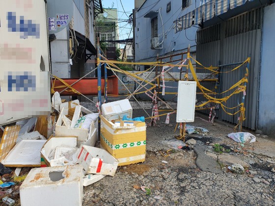 Nhiều tuyến đường, con hẻm ở TPHCM vẫn rào chắn nhiều lớp ảnh 3 Nhiều tuyến đường, con hẻm ở TPHCM vẫn rào chắn nhiều lớp ảnh 3