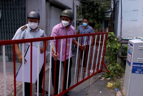 Nhiều tuyến đường, con hẻm ở TPHCM vẫn rào chắn nhiều lớp ảnh 7 Nhiều tuyến đường, con hẻm ở TPHCM vẫn rào chắn nhiều lớp ảnh 7