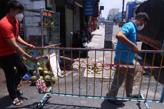 Nhiều tuyến đường, con hẻm ở TPHCM vẫn rào chắn nhiều lớp ảnh 9 Nhiều tuyến đường, con hẻm ở TPHCM vẫn rào chắn nhiều lớp ảnh 9