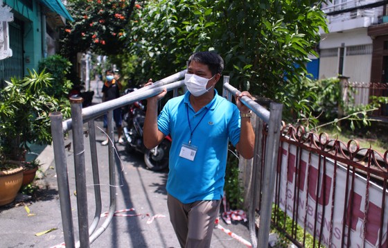 Nhiều tuyến đường, con hẻm ở TPHCM vẫn rào chắn nhiều lớp ảnh 8 Nhiều tuyến đường, con hẻm ở TPHCM vẫn rào chắn nhiều lớp ảnh 8