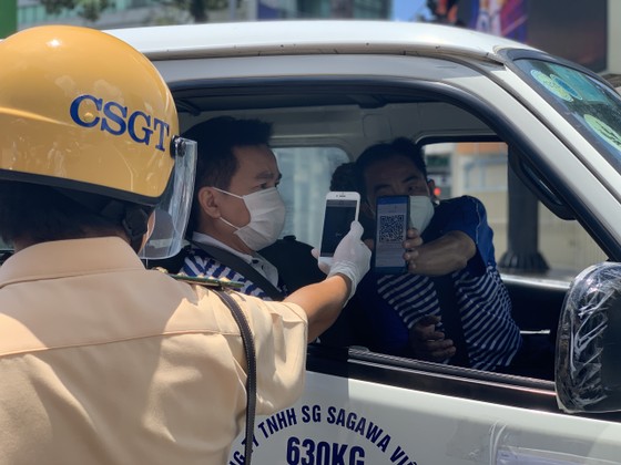 Nhiều tuyến đường, con hẻm ở TPHCM vẫn rào chắn nhiều lớp ảnh 6 Nhiều tuyến đường, con hẻm ở TPHCM vẫn rào chắn nhiều lớp ảnh 6