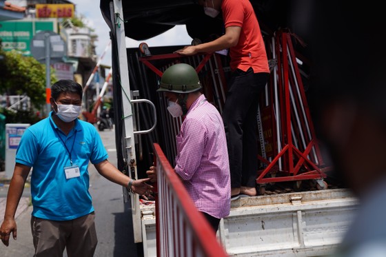 Nhiều tuyến đường, con hẻm ở TPHCM vẫn rào chắn nhiều lớp ảnh 11 Nhiều tuyến đường, con hẻm ở TPHCM vẫn rào chắn nhiều lớp ảnh 11