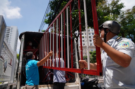 Nhiều tuyến đường, con hẻm ở TPHCM vẫn rào chắn nhiều lớp ảnh 10 Nhiều tuyến đường, con hẻm ở TPHCM vẫn rào chắn nhiều lớp ảnh 10