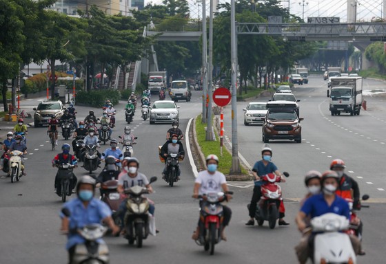 Giao thông nhộn nhịp trong ngày đầu nới lỏng giãn cách ở TPHCM ảnh 2