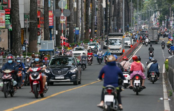 Giao thông nhộn nhịp trong ngày đầu nới lỏng giãn cách ở TPHCM ảnh 8 Giao thông nhộn nhịp trong ngày đầu nới lỏng giãn cách ở TPHCM ảnh 8