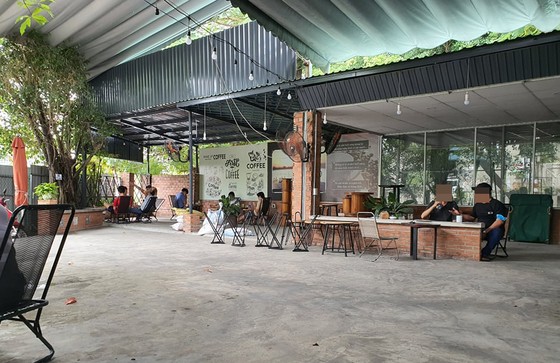 Nhiều quán ở Thủ Đức phục vụ tại chỗ, khách thản nhiên ăn uống ảnh 1 Nhiều quán ở Thủ Đức phục vụ tại chỗ, khách thản nhiên ăn uống ảnh 1