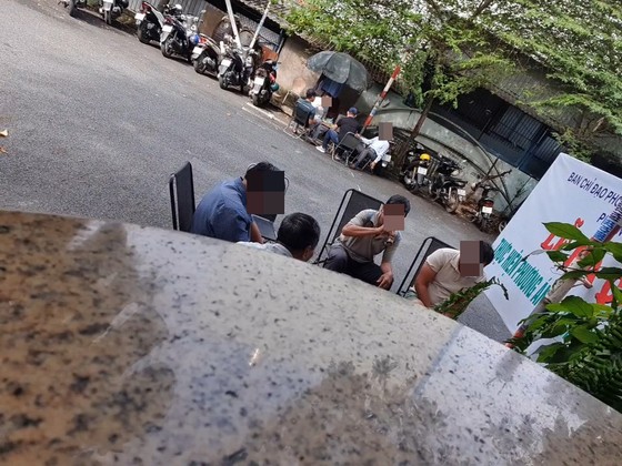 Nhiều quán ở Thủ Đức phục vụ tại chỗ, khách thản nhiên ăn uống ảnh 3 Nhiều quán ở Thủ Đức phục vụ tại chỗ, khách thản nhiên ăn uống ảnh 3