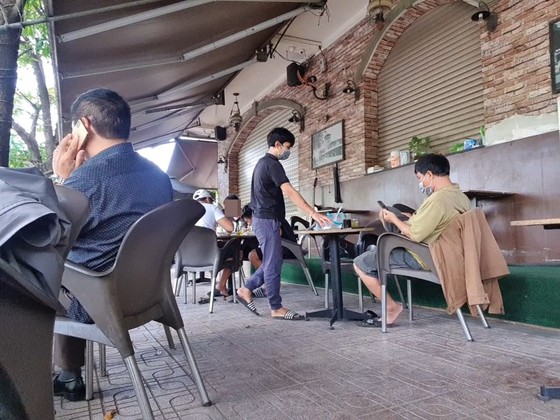 Nhiều quán ở Thủ Đức phục vụ tại chỗ, khách thản nhiên ăn uống ảnh 2 Nhiều quán ở Thủ Đức phục vụ tại chỗ, khách thản nhiên ăn uống ảnh 2