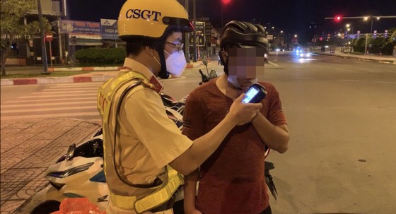 Nhiều người bị xử phạt nồng độ cồn trong ngày đầu hàng quán bán tại chỗ ảnh 8 Nhiều người bị xử phạt nồng độ cồn trong ngày đầu hàng quán bán tại chỗ ảnh 7