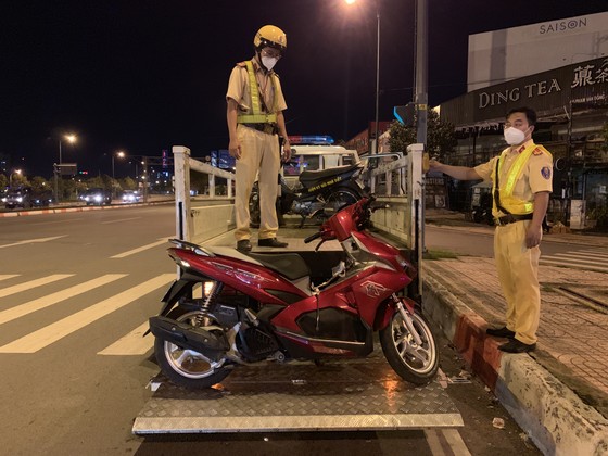 Nhiều người bị xử phạt nồng độ cồn trong ngày đầu hàng quán bán tại chỗ ảnh 9 Nhiều người bị xử phạt nồng độ cồn trong ngày đầu hàng quán bán tại chỗ ảnh 8