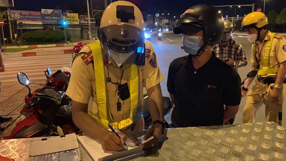 Nhiều người bị xử phạt nồng độ cồn trong ngày đầu hàng quán bán tại chỗ ảnh 5 Nhiều người bị xử phạt nồng độ cồn trong ngày đầu hàng quán bán tại chỗ ảnh 4