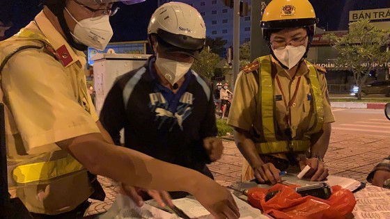 Nhiều người bị xử phạt nồng độ cồn trong ngày đầu hàng quán bán tại chỗ ảnh 4 Nhiều người bị xử phạt nồng độ cồn trong ngày đầu hàng quán bán tại chỗ ảnh 3
