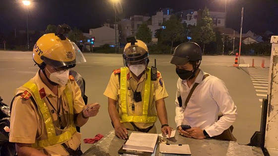 Nhiều người bị xử phạt nồng độ cồn trong ngày đầu hàng quán bán tại chỗ ảnh 7 Nhiều người bị xử phạt nồng độ cồn trong ngày đầu hàng quán bán tại chỗ ảnh 6