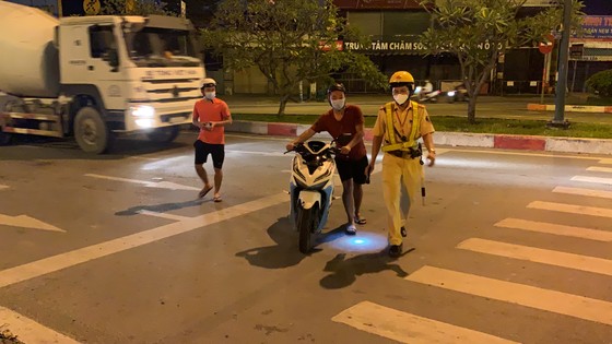 Nhiều người bị xử phạt nồng độ cồn trong ngày đầu hàng quán bán tại chỗ ảnh 2 Nhiều người bị xử phạt nồng độ cồn trong ngày đầu hàng quán bán tại chỗ ảnh 1