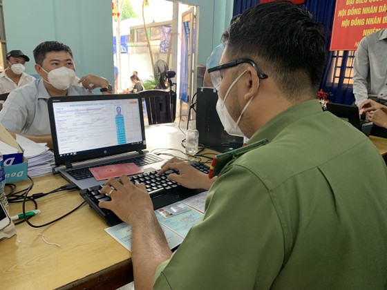 Công an TPHCM khẩn trương cấp căn cước gắn chip cho người dân ảnh 1