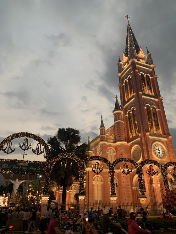 Người dân TPHCM vui đón Giáng sinh ảnh 8 Người dân TPHCM vui đón Giáng sinh ảnh 7