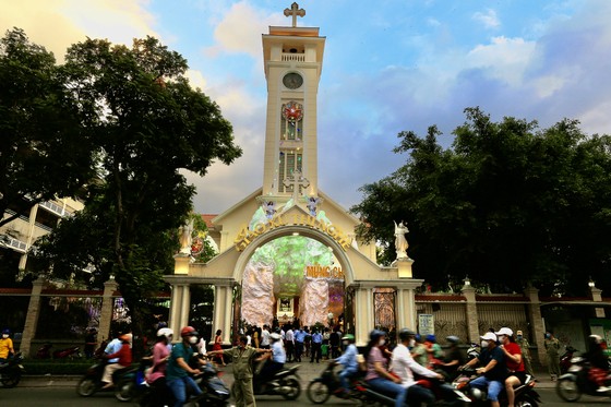 Người dân TPHCM vui đón Giáng sinh ảnh 2 Người dân TPHCM vui đón Giáng sinh ảnh 1