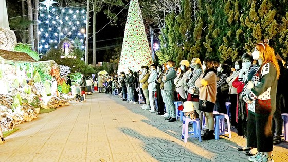 Người dân TPHCM vui đón Giáng sinh ảnh 15 Người dân TPHCM vui đón Giáng sinh ảnh 14