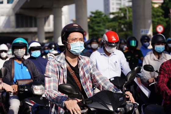 Ùn tắc khi qua chốt để vào “vùng đỏ” ở Hà Nội ảnh 4 Ùn tắc khi qua chốt để vào 'vùng đỏ' ở Hà Nội ảnh 4