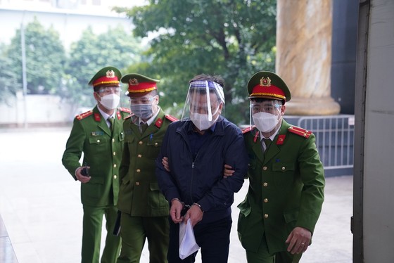 Ông Nguyễn Đức Chung được dẫn giải tới tòa ảnh 3