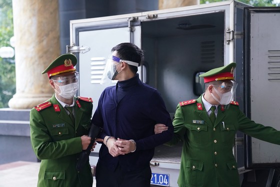 Ông Nguyễn Đức Chung được dẫn giải tới tòa ảnh 11