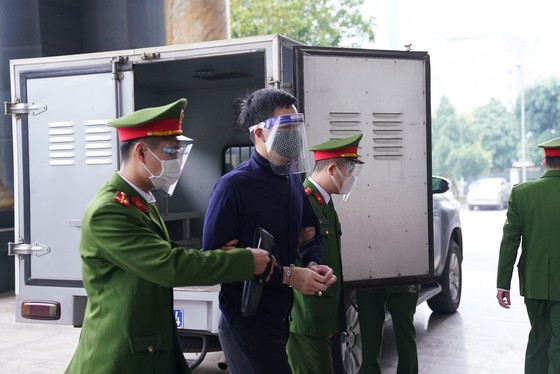 Ông Nguyễn Đức Chung được dẫn giải tới tòa ảnh 12