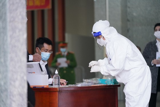 Ông Nguyễn Đức Chung được dẫn giải tới tòa ảnh 14