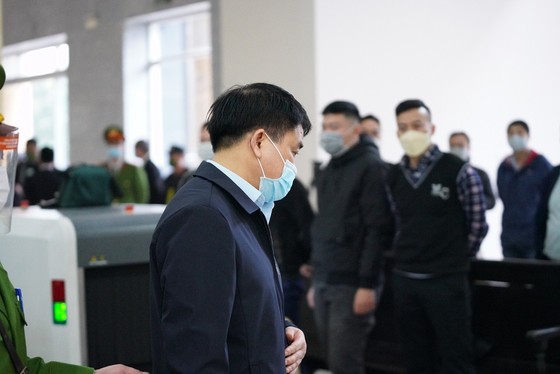 Ông Nguyễn Đức Chung được dẫn giải tới tòa ảnh 9